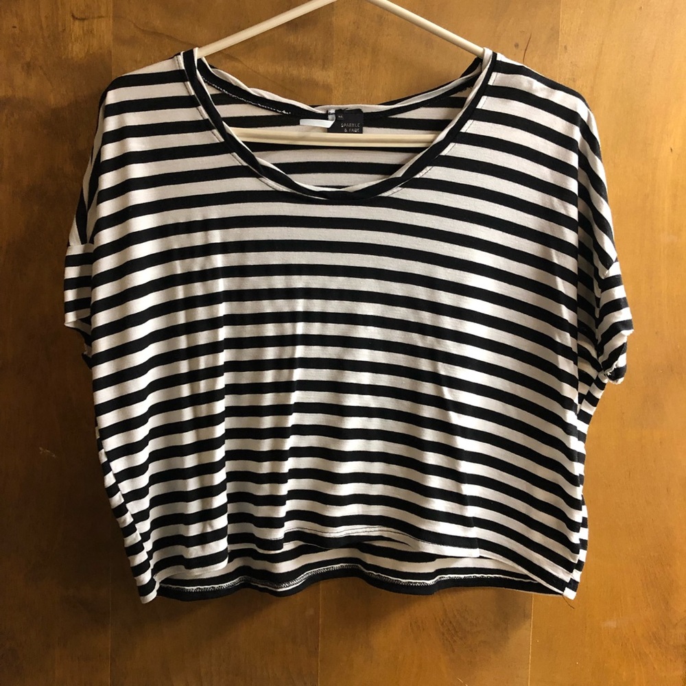 B/W short sleeved crop top